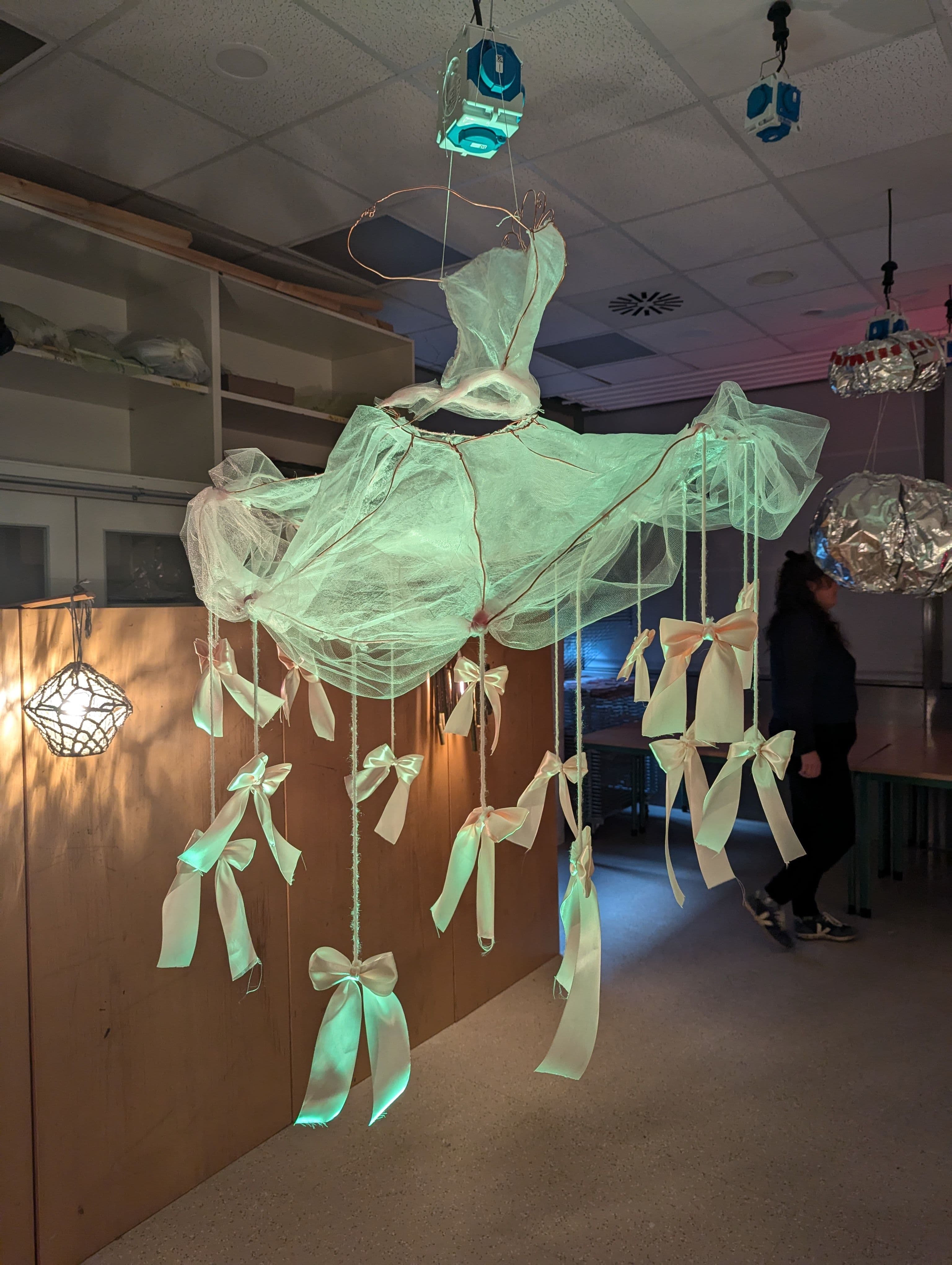 hängendes, beleuchtetes Kostüm in einem Raum