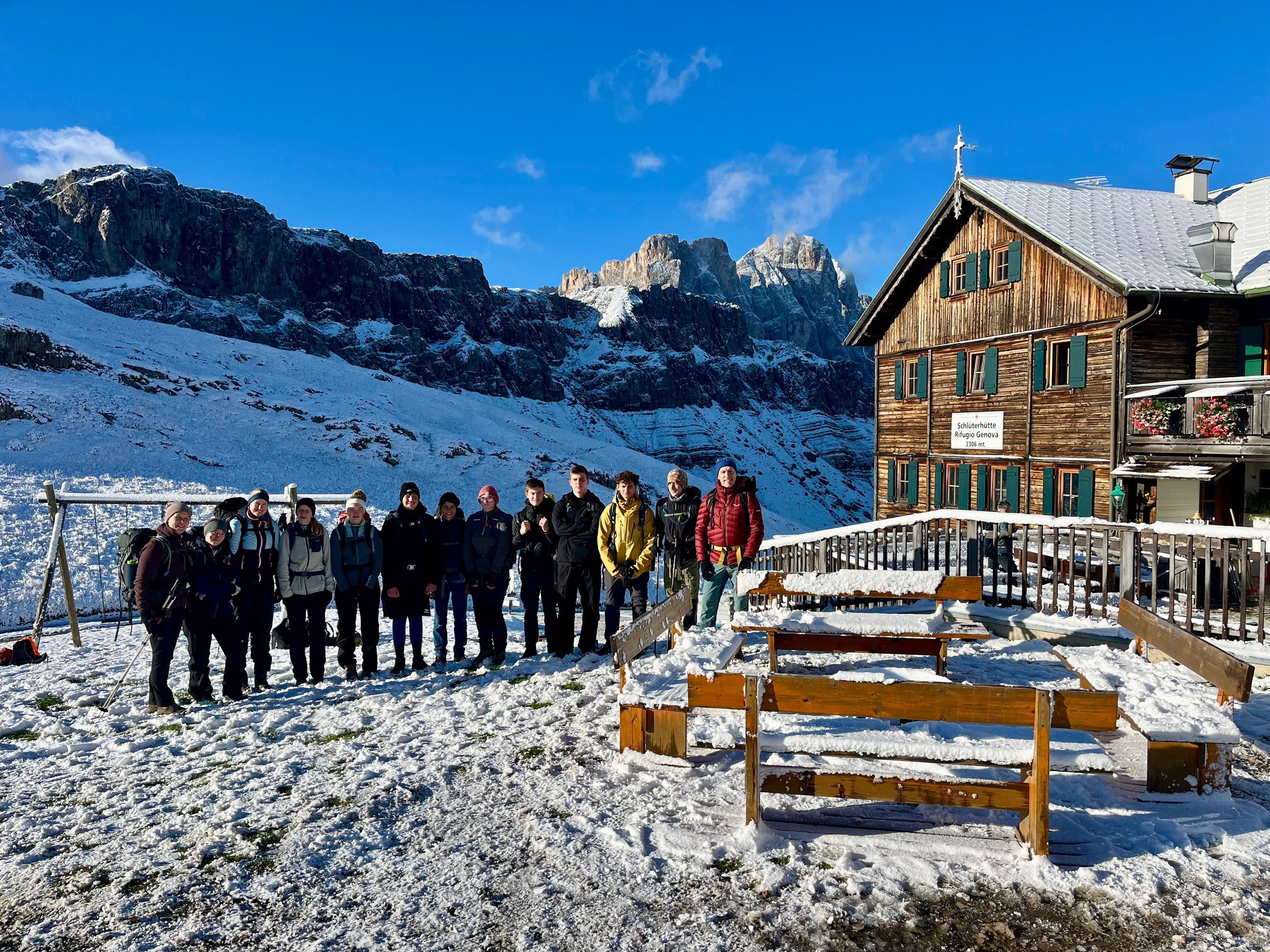 Wandergruppe an einer Hütte