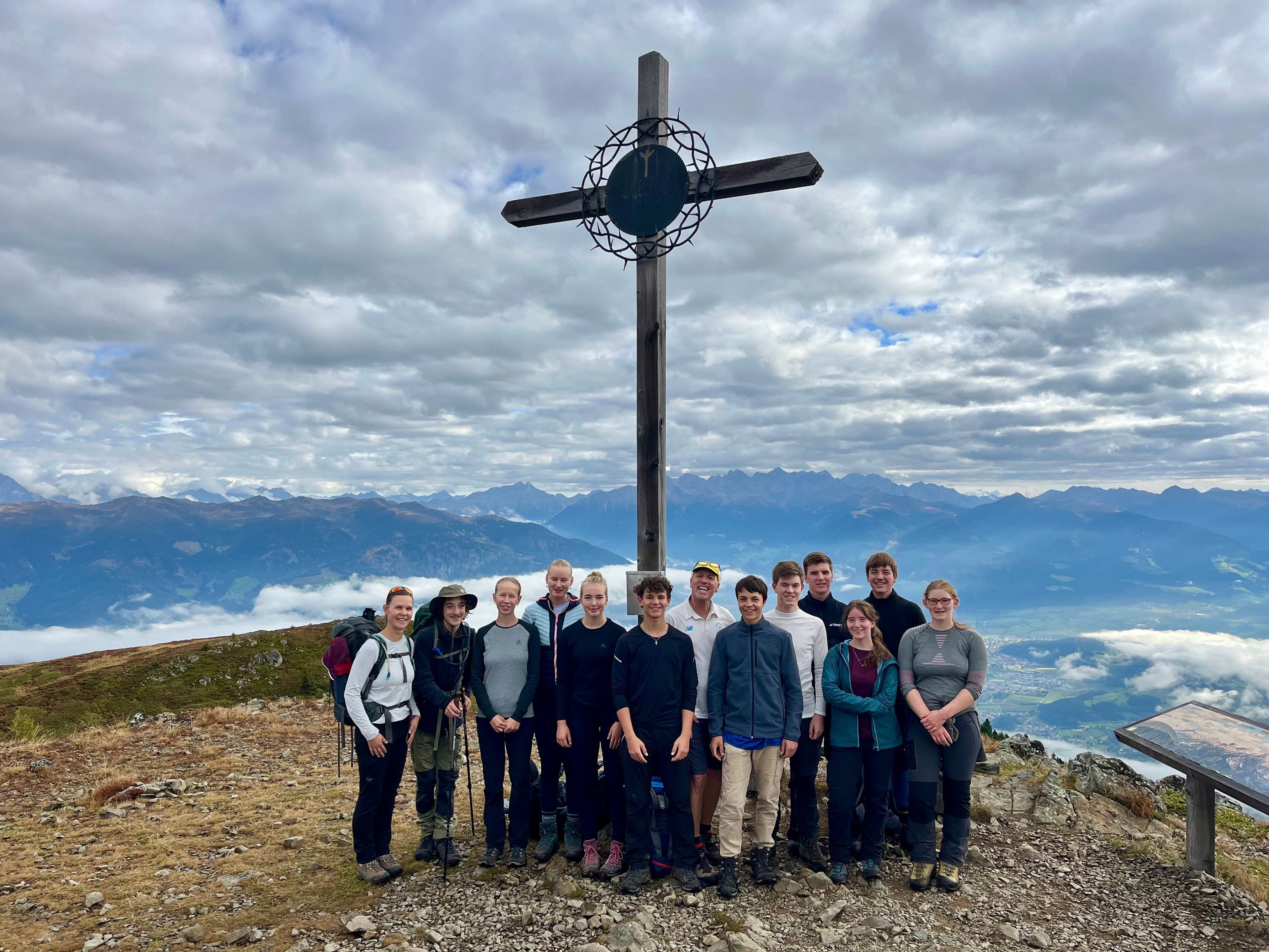 Wandergruppe am Gipfelkreuz