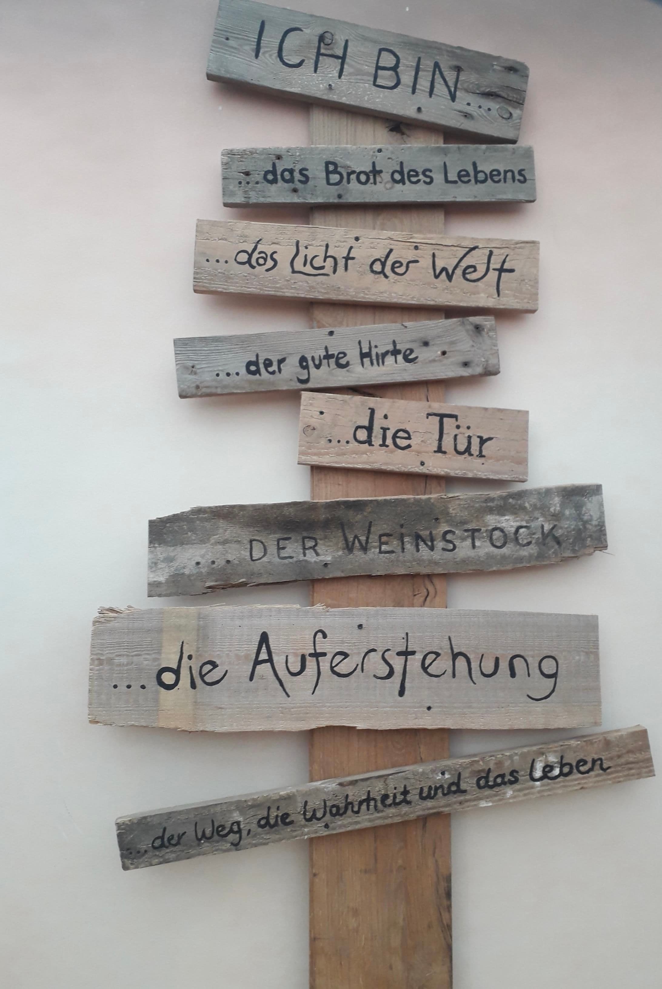 a wooden sign that says ich bin das brot des lebens