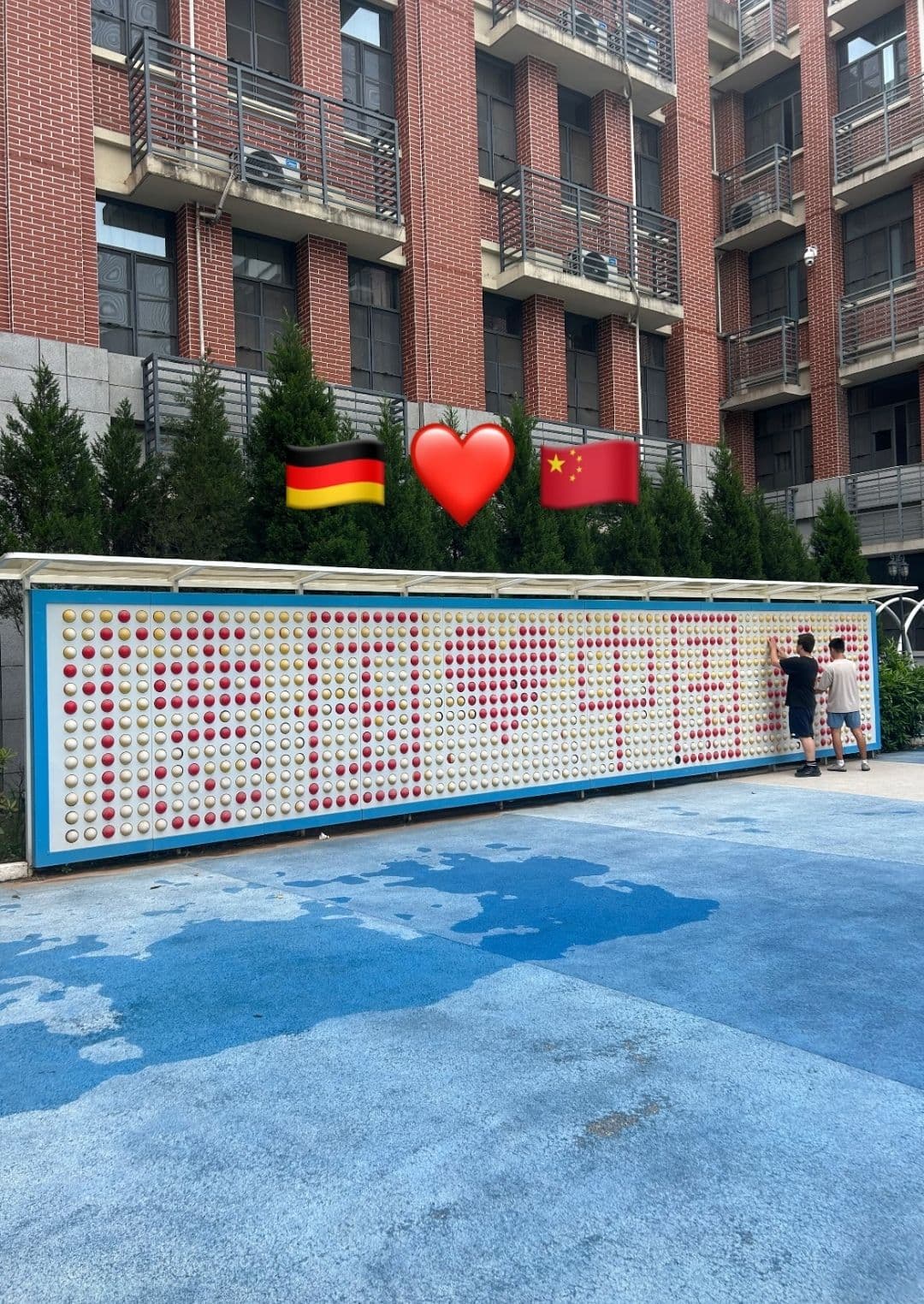 Schriftzug "Deutschland" und "China" auf einer Anzeigetafel.