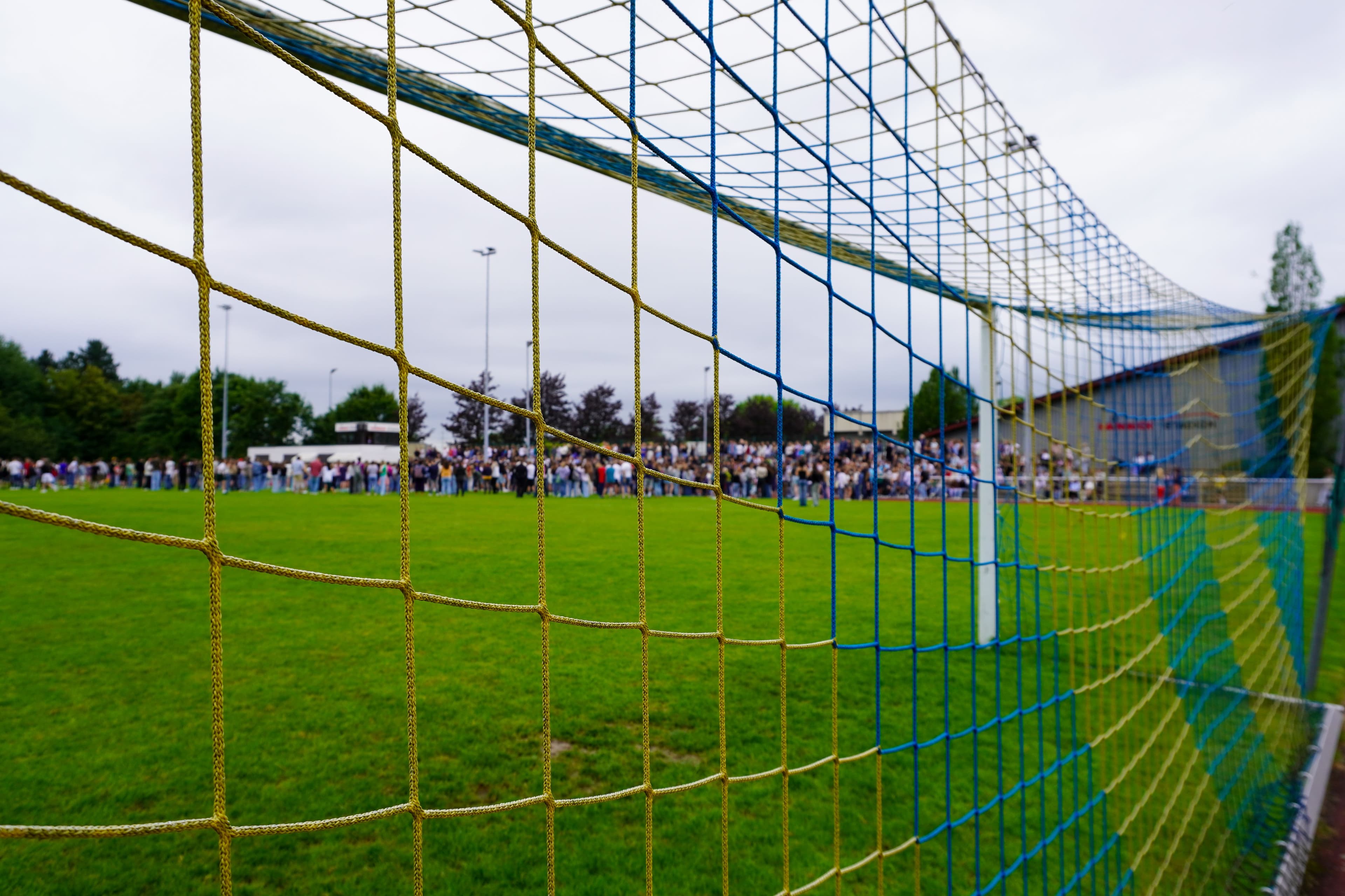 Blick durch das Netz eines Fußballtors