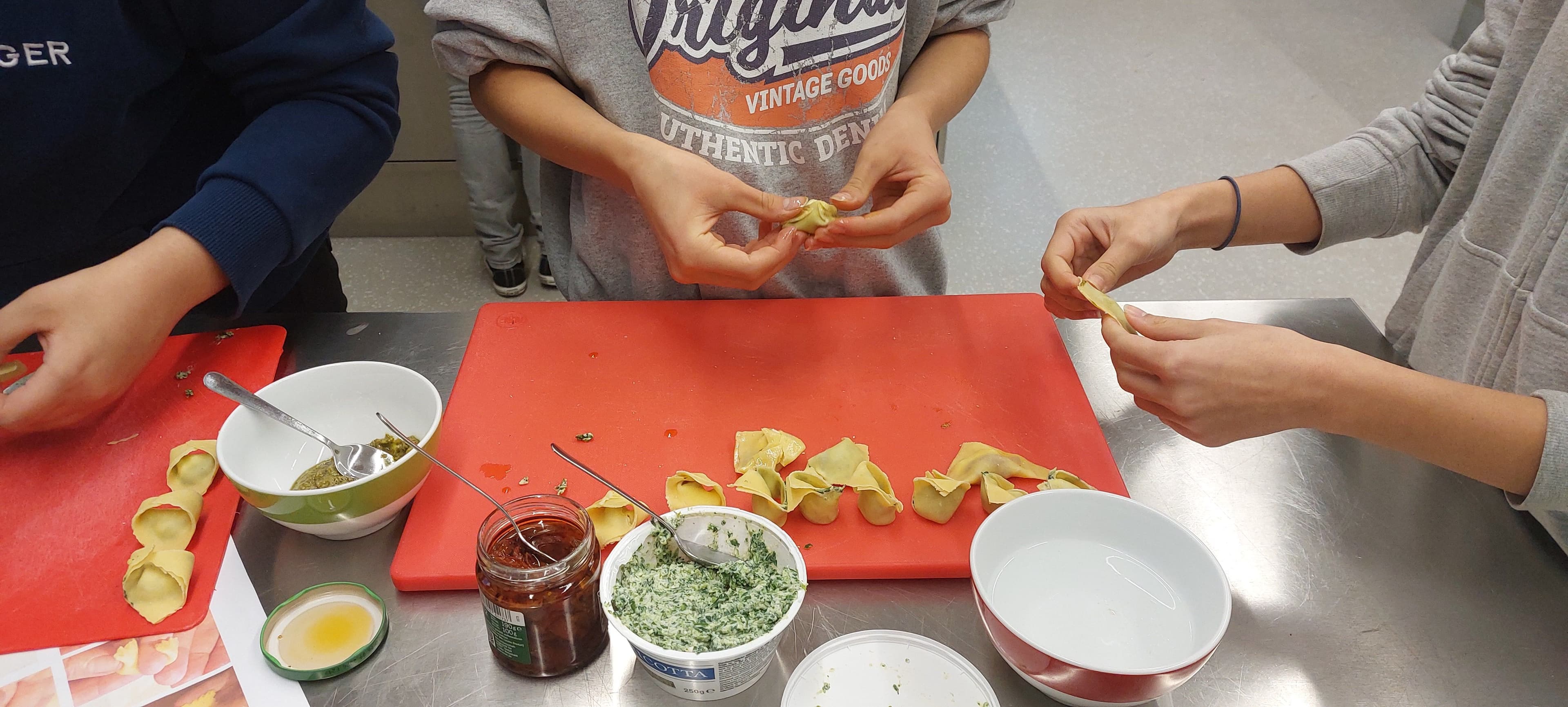Schüler stellen selbst Ravioli in der Schulküche her