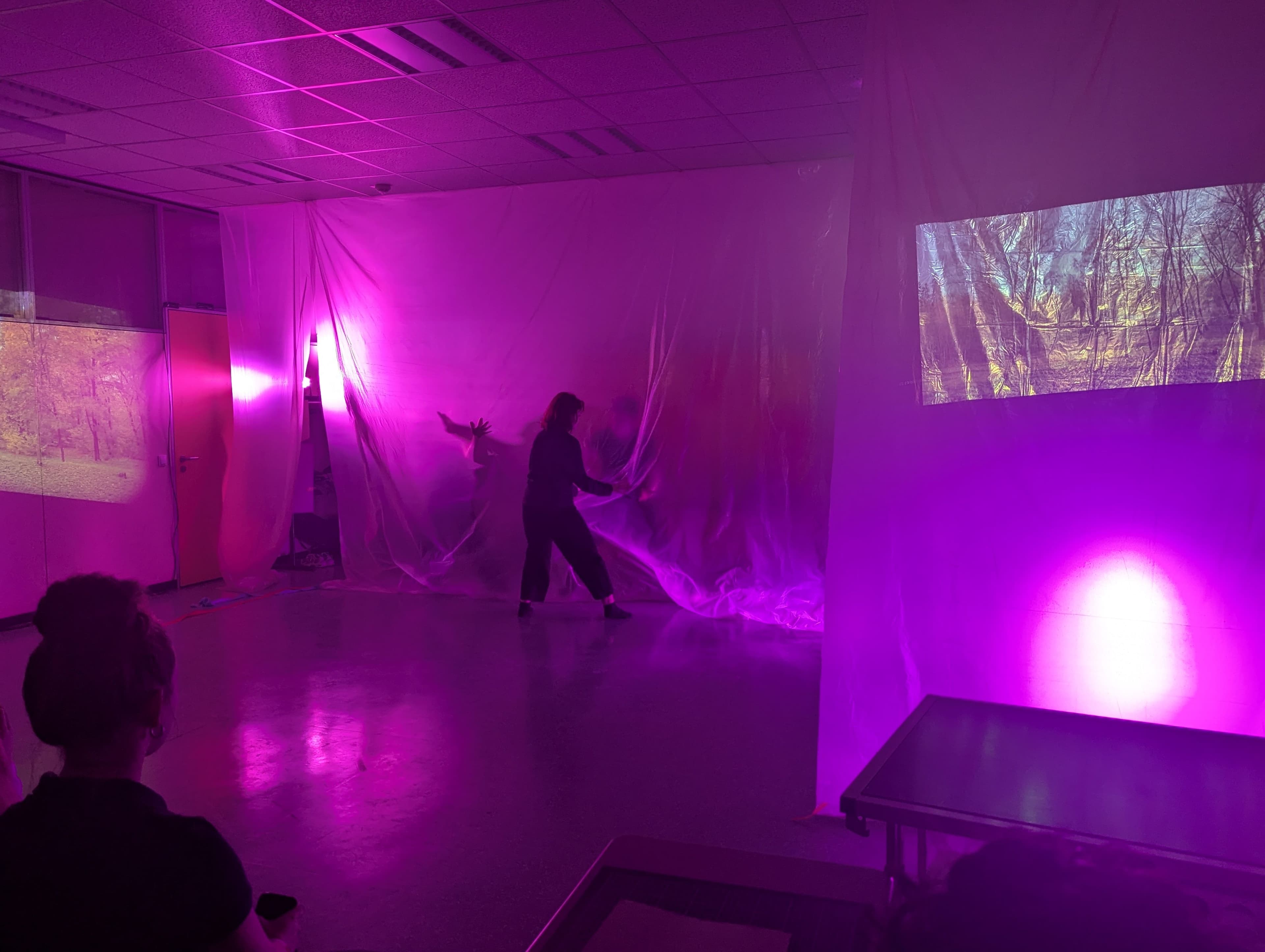 Bühne mit pinker Beleuchtung und Projektionen