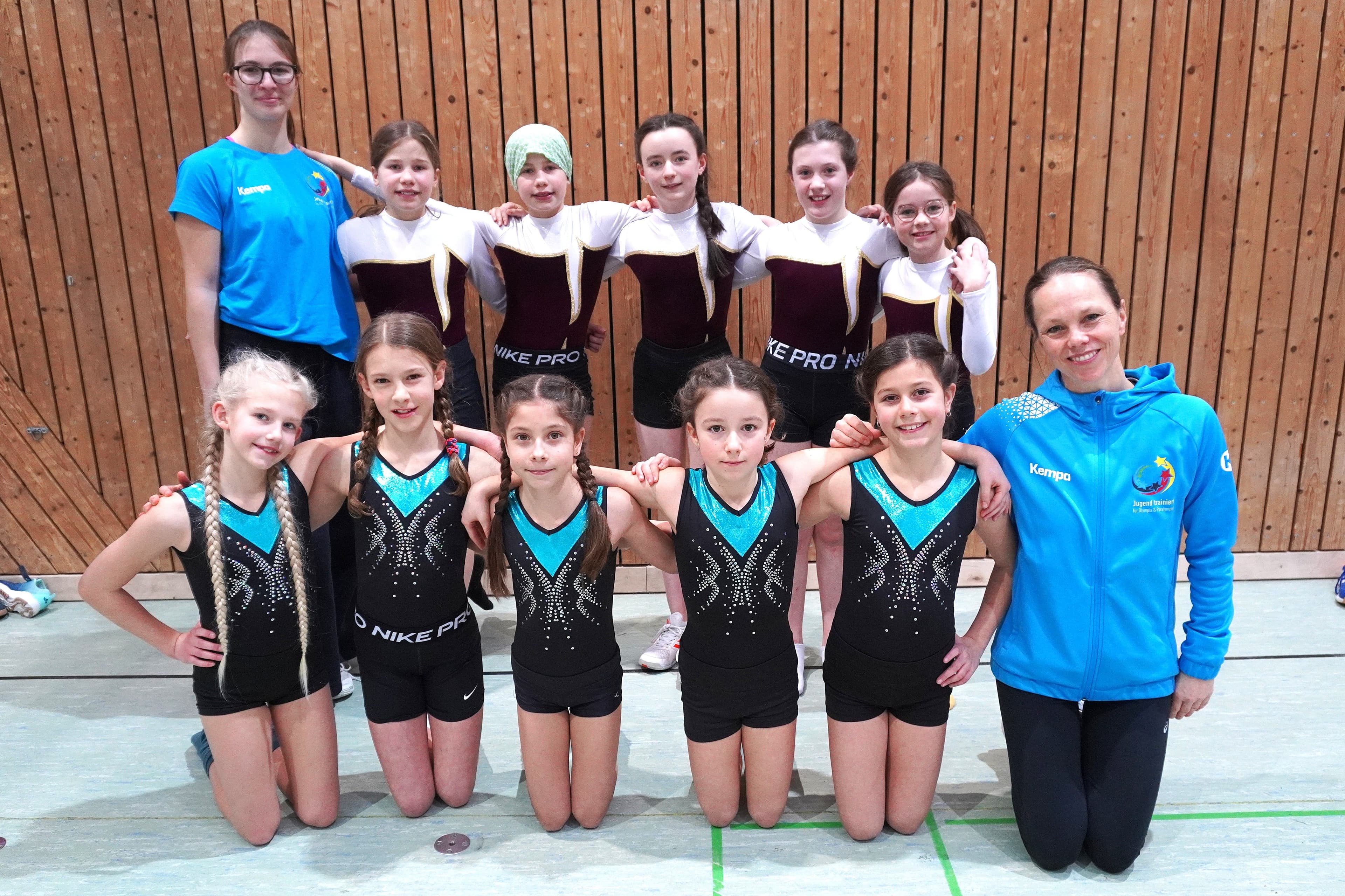 Turn-Mannschaft "Jugend trainiert" in zwei Reihen.
