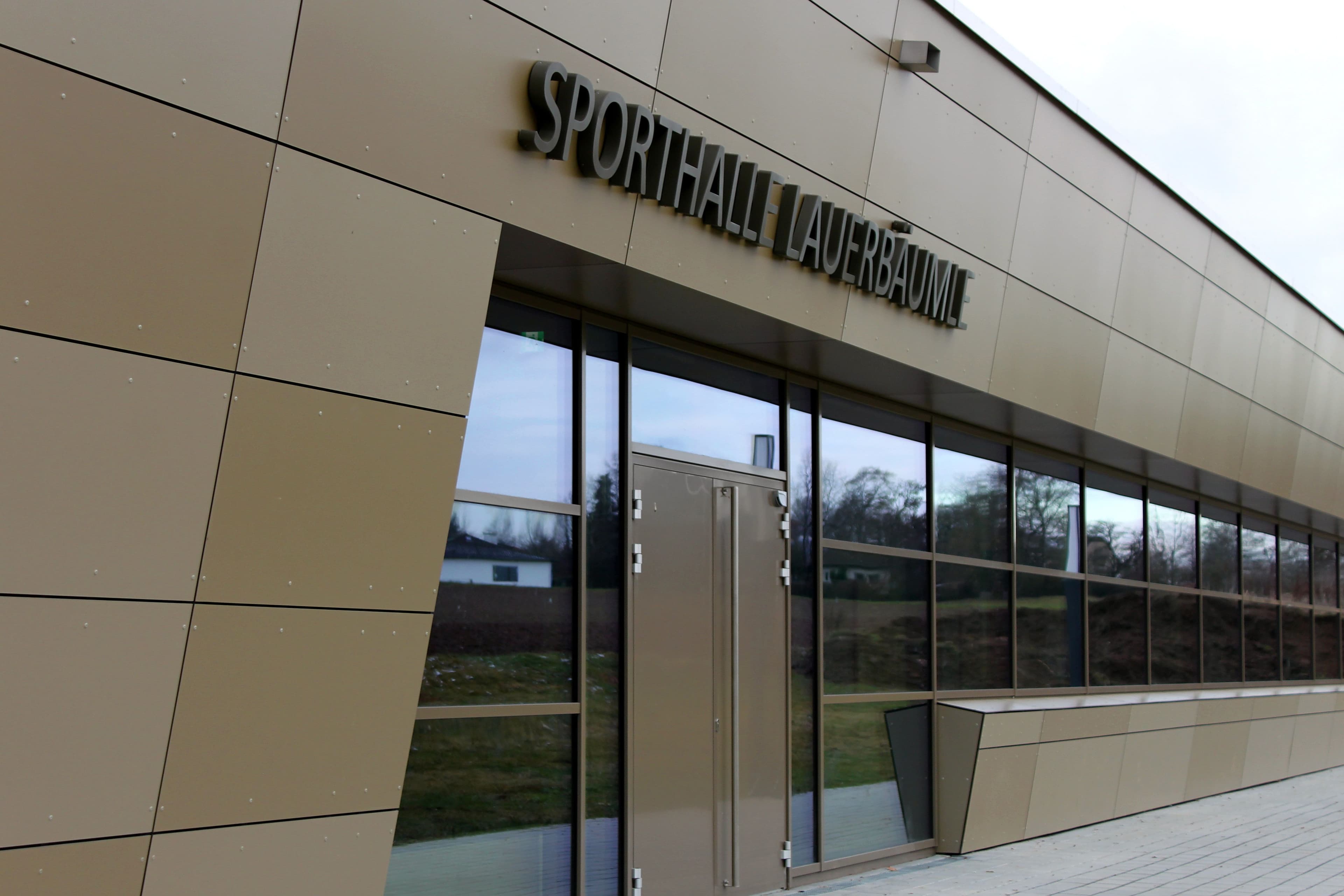 Ansicht einer Sporthalle von außen.