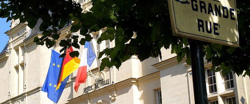 Grand Rue mit einem Gebäude im Hintergrund