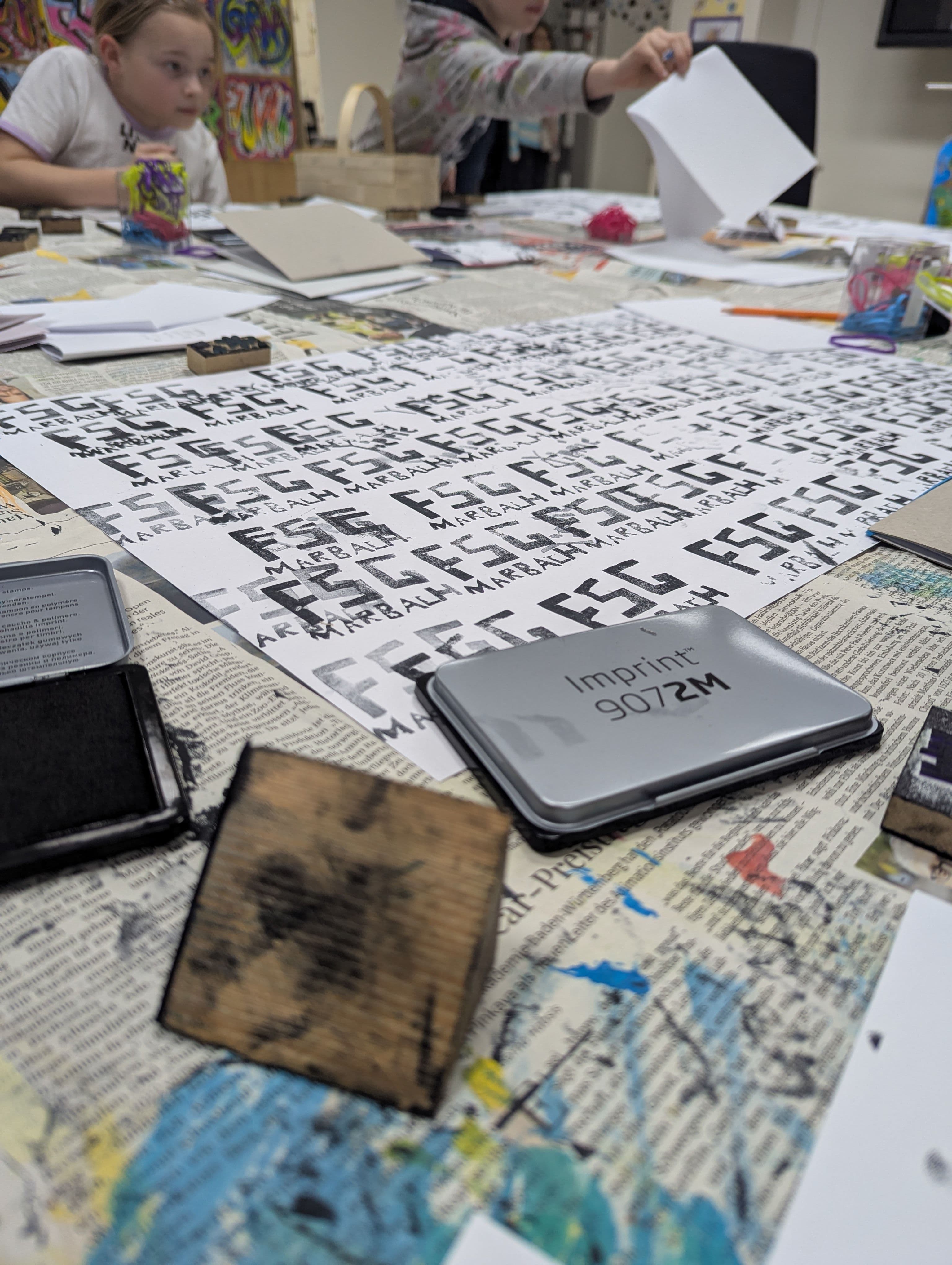 Druckeruntensilien, die auf einem Tisch liegen