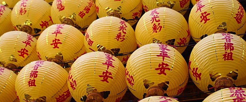 Chinesische Schriftzeichen auf gelben Lampions