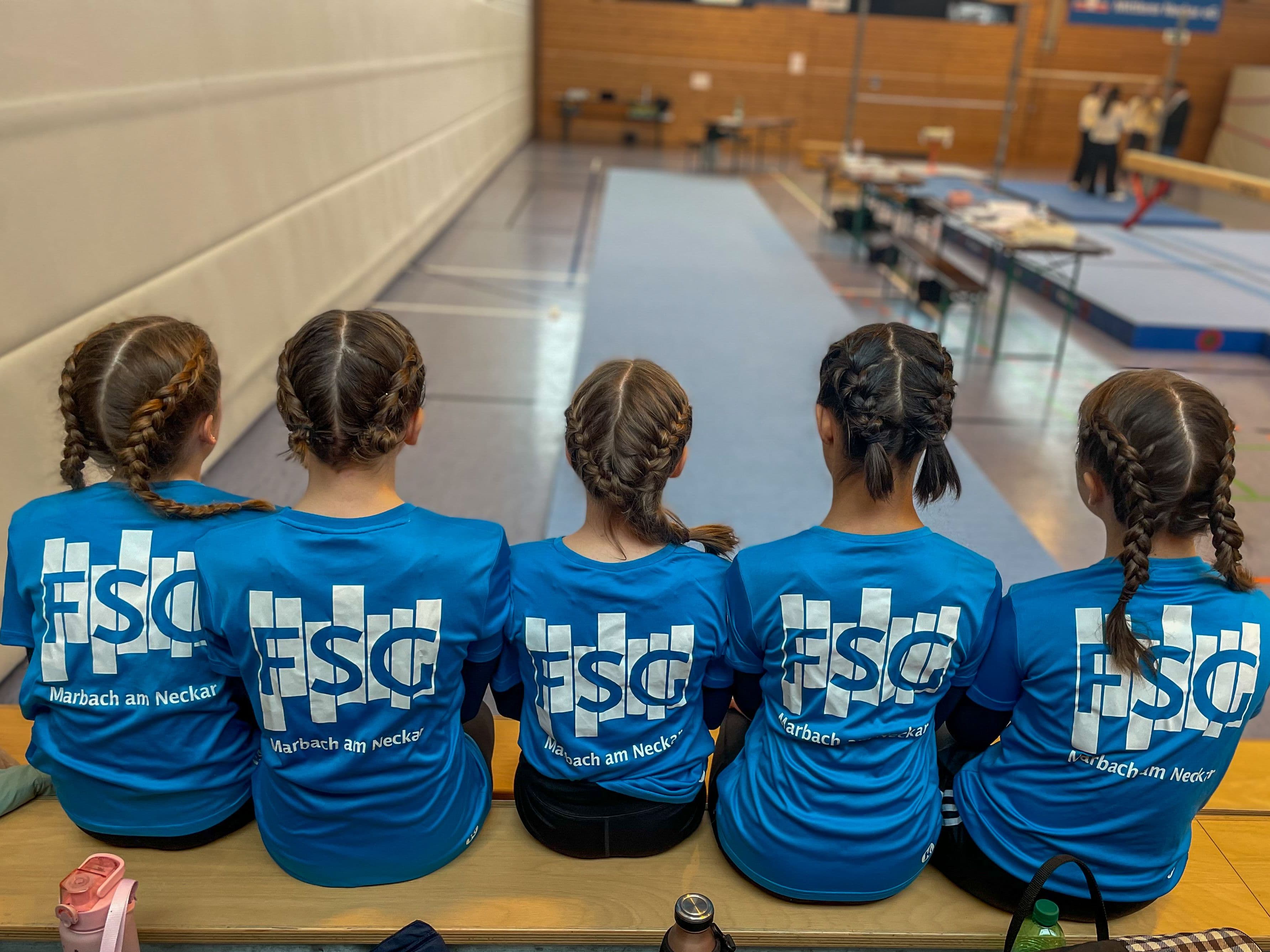 Junge Sportlerinnen von hinten mit T-Shirt-Aufdruck