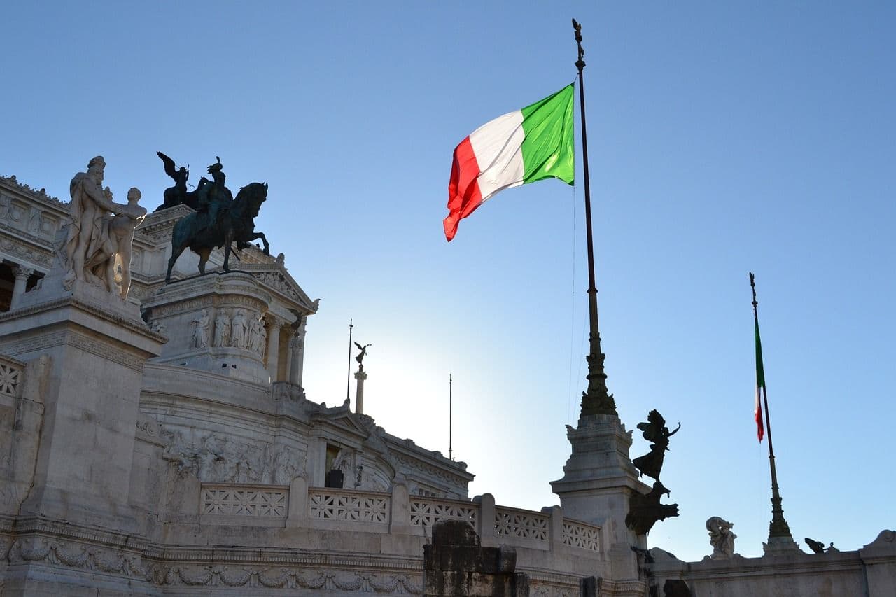Italienische Flagge vor dem Monumento Vittorio Emanuele auf der Piazza Venezia, Rom