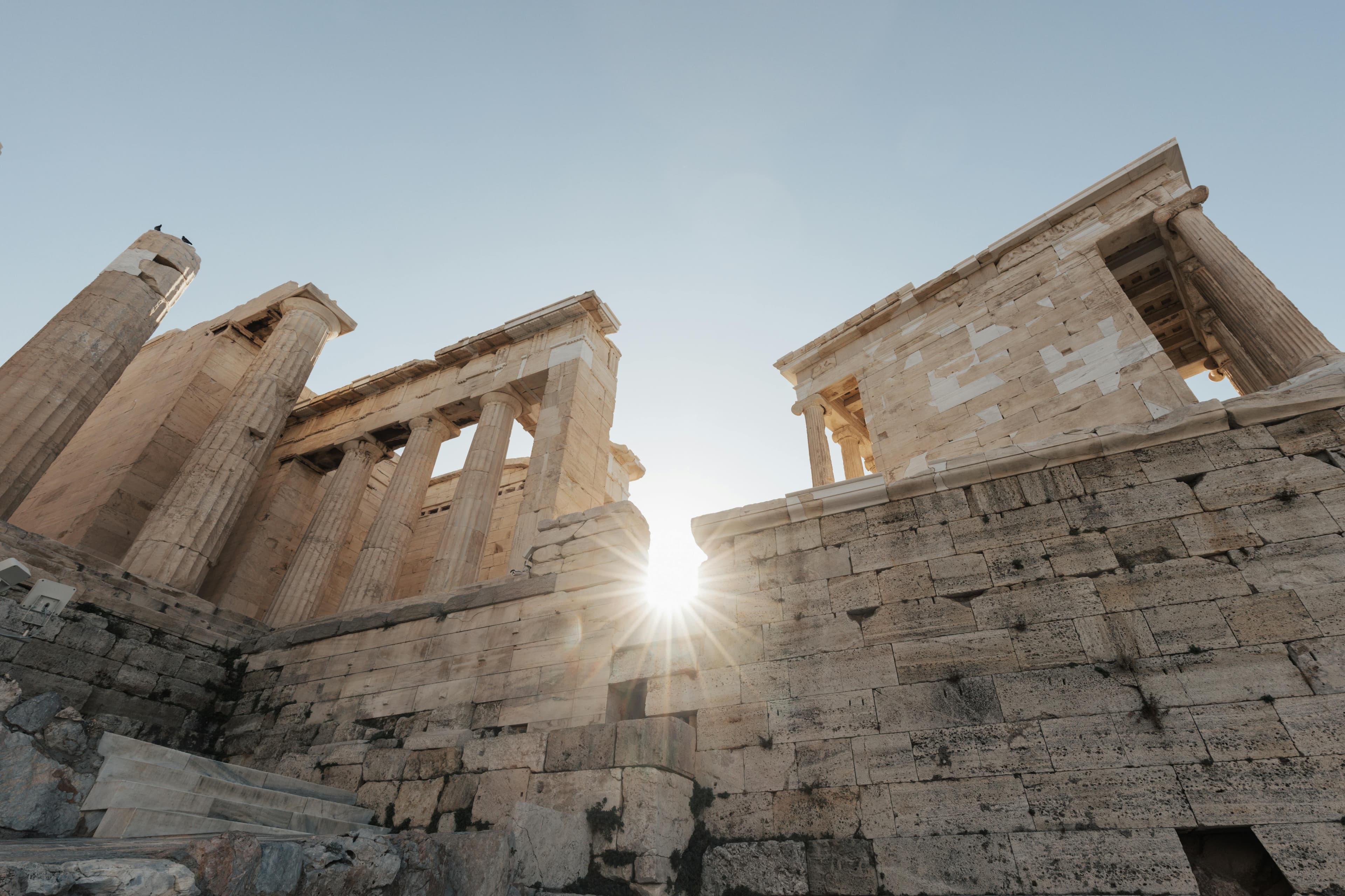 Ein Tempel mit Sonne im Hintergrund